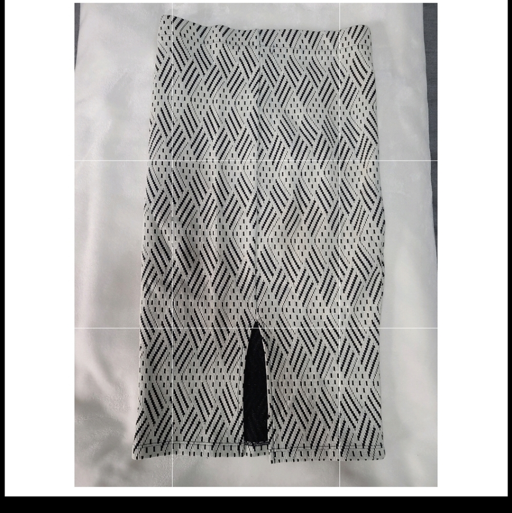 2/25$ 🛍 Patterned Midi Skirt - Picture 2 of 2